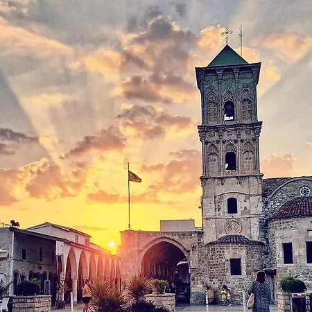 Extremely Comfy With Spacious Private Terrace 10min Walk To The & In Town Nyaraló Lárnaka