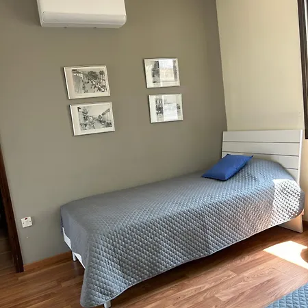 Extremely Comfy With Spacious Private Terrace 10min Walk To The & In Town *