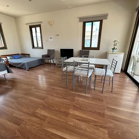 Extremely Comfy With Spacious Private Terrace 10min Walk To The & In Town Holiday home