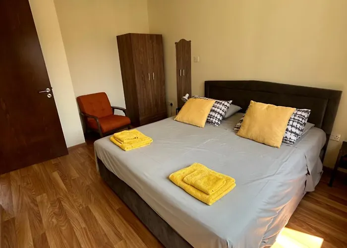 Casa de Férias Extremely Comfy With Spacious Private Terrace 10min Walk To The & In Town Larnaca