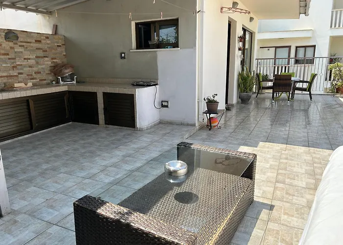 Extremely Comfy With Spacious Private Terrace 10min Walk To The & In Town *