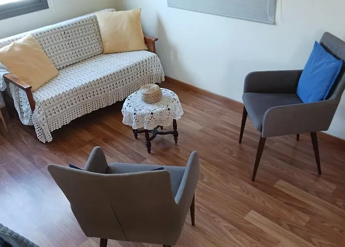 Casa de Férias Extremely Comfy With Spacious Private Terrace 10min Walk To The & In Town *