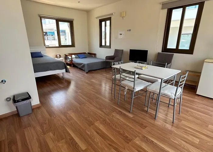 Extremely Comfy With Spacious Private Terrace 10min Walk To The & In Town Casa de Férias Larnaca