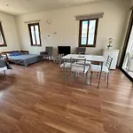 Extremely Comfy With Spacious Private Terrace 10min Walk To The & In Town Nyaraló