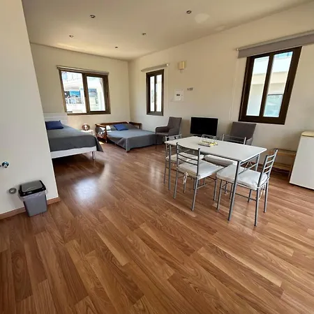 Extremely Comfy With Spacious Private Terrace 10min Walk To The & In Town Casa de Férias Larnaca