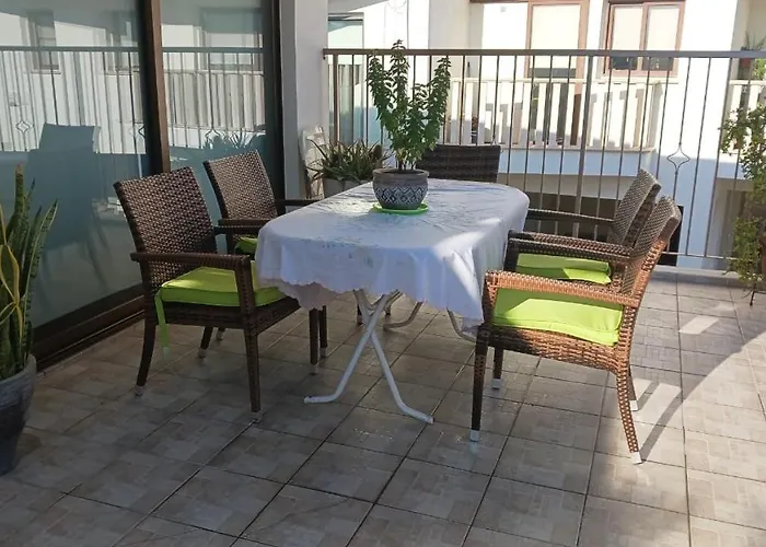 Extremely Comfy With Spacious Private Terrace 10min Walk To The & In Town * Larnaka