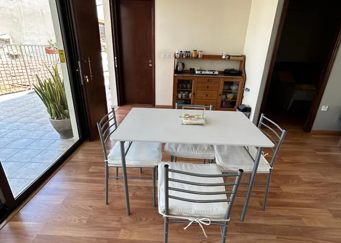 Ferienhaus Extremely Comfy With Spacious Private Terrace 10min Walk To The & In Town Larnaka