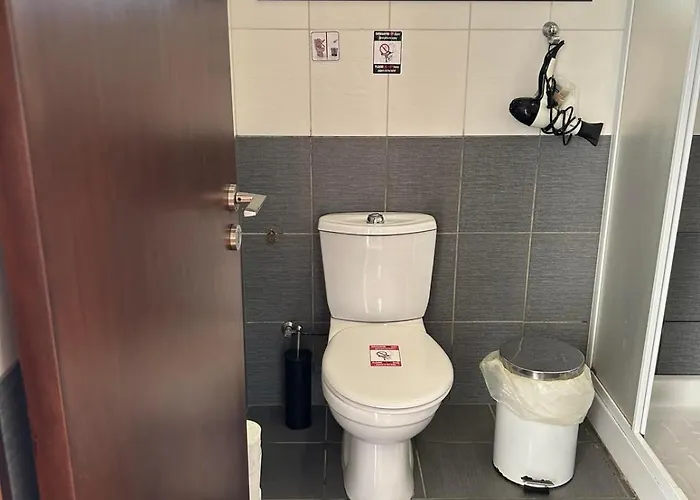 Extremely Comfy With Spacious Private Terrace 10min Walk To The & In Town * Larnaka